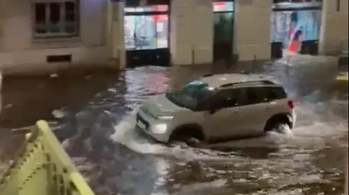 Les pieds dans l’eau : le canal Saint-Martin a débordé hier à Paris...